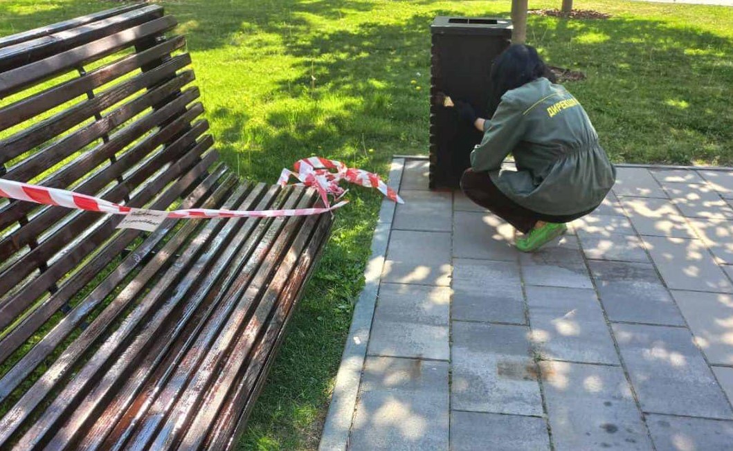 У сквері «Юність» комунальники пофарбували лавочки